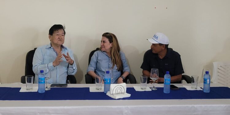 Empresario político y filántropo Takeshi Mukai recibe visita de cortesía de Carolina Mejía, precandidata presidencial del PRM