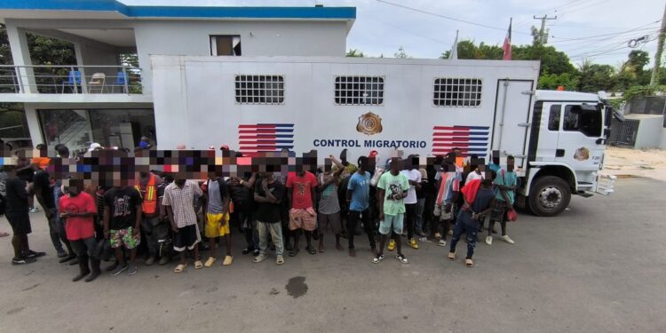 Detienen 1,564 y repatrían otros 1,093 indocumentados