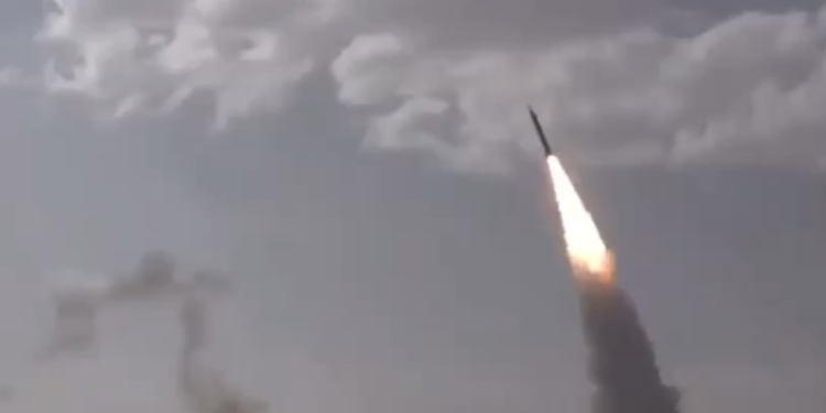 Lanzamiento del poderoso misil Khyber con el que Irán respondió a Israel tras ataques de EE.UU.