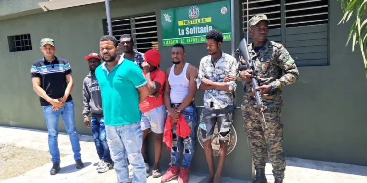 Detienen dominicano con haitianos indocumentados que intentaba evadir la vigilancia en Montecristi