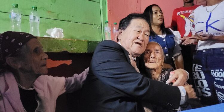 Empresario Takeshi Mukai entregó regalos por valor de más de 300 mil pesos a madres del municipio Restauración 