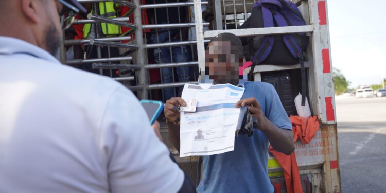Operativos de interdicción contra migración irregular dejan 1,801 detenidos en sectores clave del país