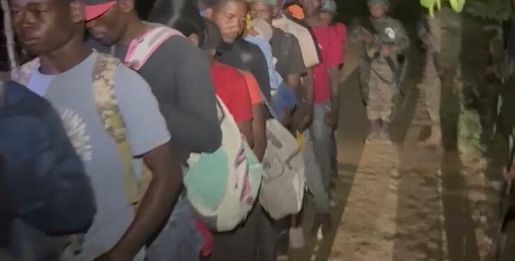 Ejército intercepta grupo de 30 inmigrantes indocumentados en zona rural de Villa Vásquez