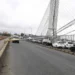 Postes colapsan y bloquean puente de la 17 en Santo Domingo