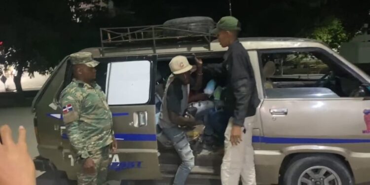 Abandonan minibús con 18 haitianos indocumentados en San Juan de la Maguana