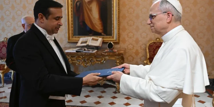 Embajador Víctor Suárez presenta cartas credenciales ante la Santa Sede