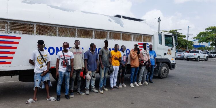 Detienen 1,572 inmigrantes haitianos indocumentados