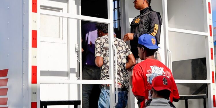 Brigadas de interdicción detienen a 1,809 personas y repatrían otras 743 halladas en condición irregular