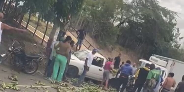 Chocan camioneta platanera y camión en autopista Duarte Montecristi
