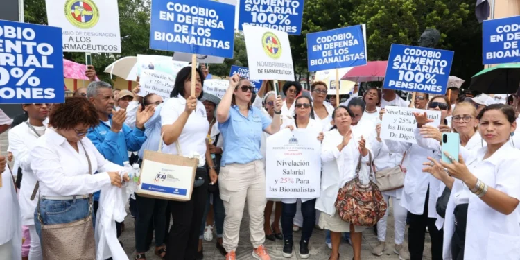 Bioanalistas protestan frente al Palacio Nacional en demanda de aumento salarial