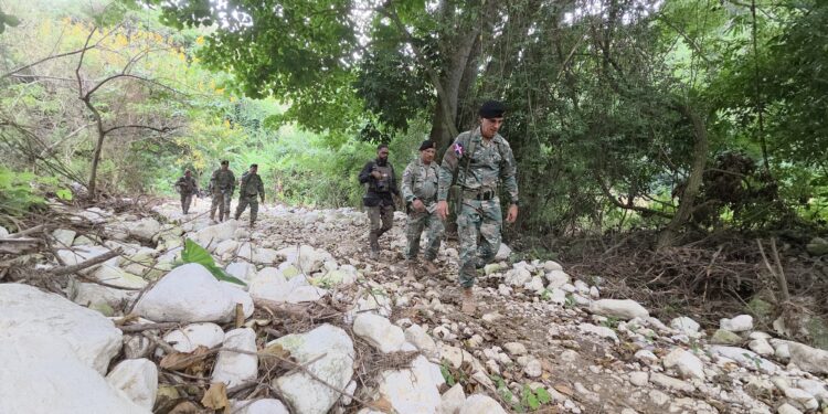 Comandante del Ejército recorre puestos fronterizos de provincias Elías Piña e Independencia