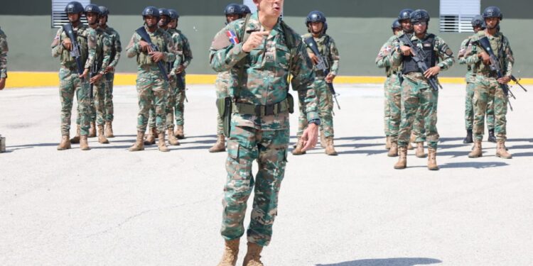 Comandante del Ejército recorre frontera con Elías Piña y garantiza control y seguridad de la zona