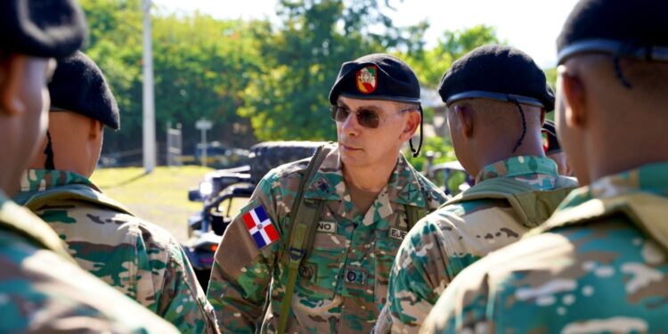 Comandante General del ERD recorre Carretera Internacional en la frontera
