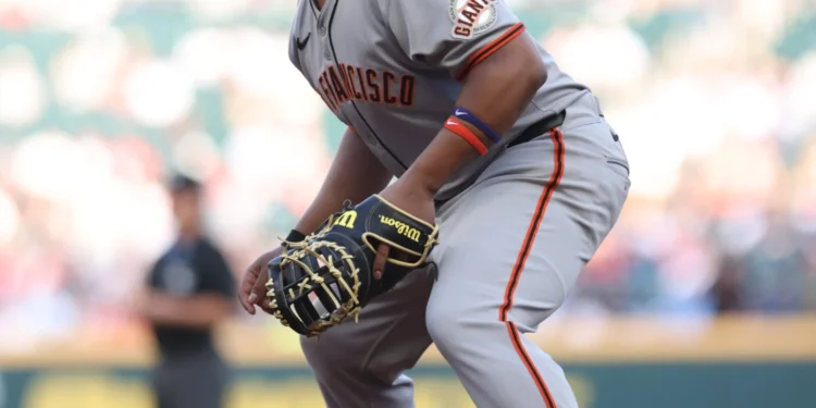 Devers inició en la primera base por Gigantes