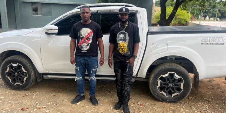 Detienen a ex miembro de la Policía Nacional y a ciudadano haitiano que intentaban cruzar de manera ilegal hacia Haití
