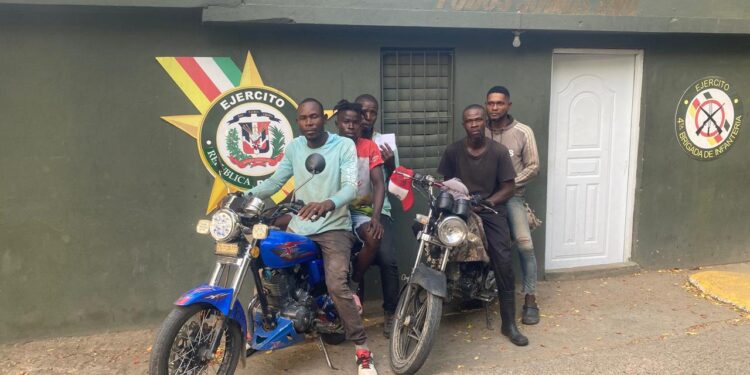 Detienen haitianos indocumentados en motocicletas en Hatillo Palma Montecristi