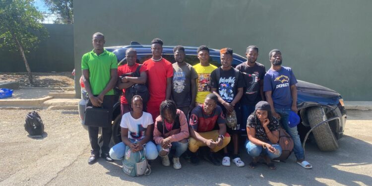 Detienen jeepeta con 14 nacionales haitianos en condición migratoria irregular en Valverde