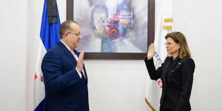 Vicepresidenta Raquel Peña juramenta a Magín Díaz como ministro de Hacienda