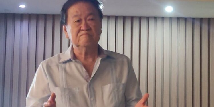 Empresario Takeshi Mukai entrega prendas de vestir a periodistas y comunicadores de la provincia Dajabón