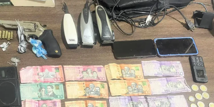 Policía apresa dos hombres con arma ilegal y drogas en Barahona