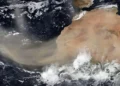 Polvo del Sahara vuelve a cubrir el cielo dominicano; autoridades alertan por calor y riesgo de salud