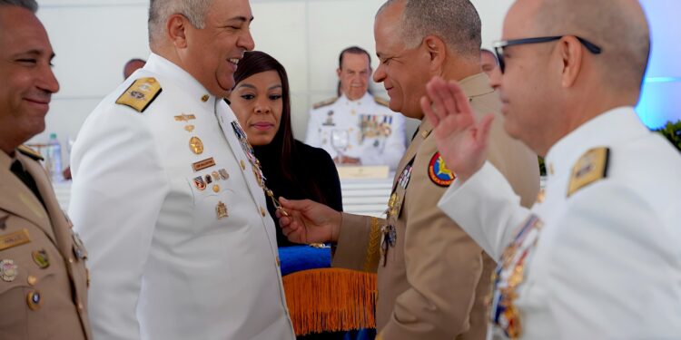 CESEP reconoce al Vicealmirante Lee Ballester junto a liderazgo militar y policial por sus aportes a la seguridad portuaria
