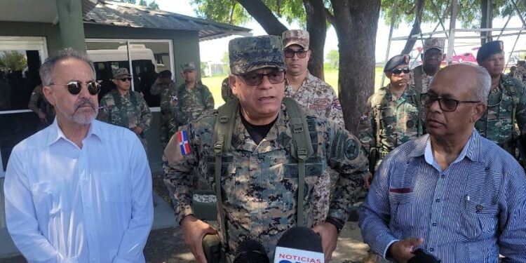 Ministro de defensa Carlos Fernández Onofre recorre la frontera junto a comisión de la OEA 