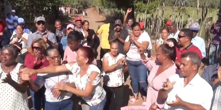 Cometarios protestan por mal estado de carretera en Restauración