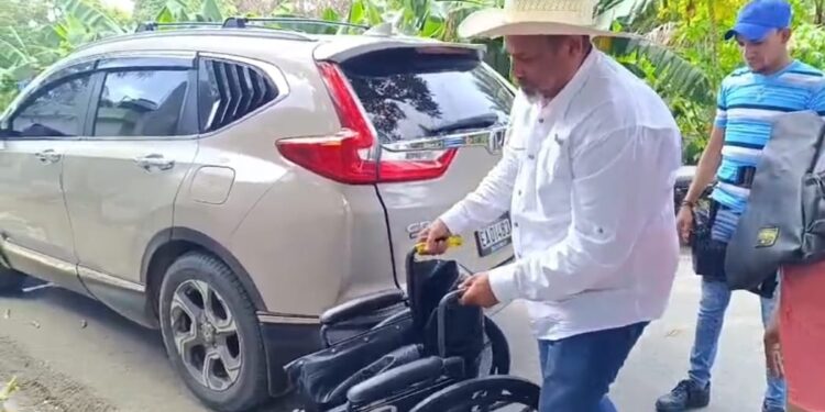 Alcalde Santiago Riverón acude en auxilio de ex empleada municipal afectada de salud