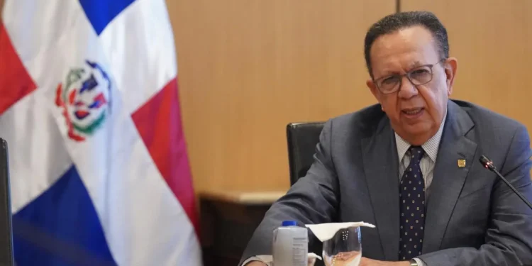 Valdez Albizu se reúne con la junta directiva de la Asociación de Inversión Extranjera
