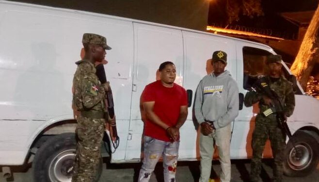 Envían conductor a la justicia por transportar a 14 indocumentados en Valverde