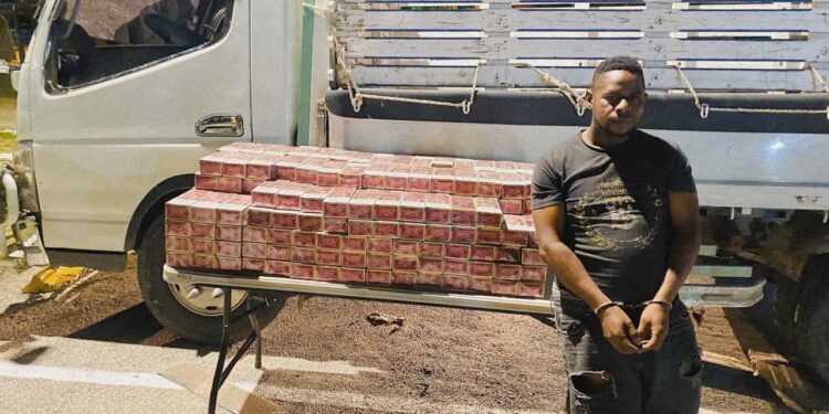 Ejército incauta contrabando de 50,000 cigarrillos ocultos en el chasis de en un camión, tras persecución en Jimaní