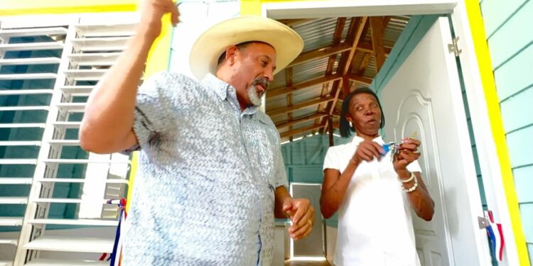 Alcalde Santiago Riveron transforma vidas con entrega de viviendas dignas