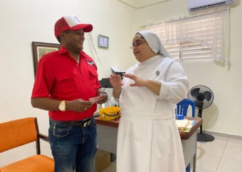 Comunicador Juan de Dios Liberato entrega  aporte al Asilo de Ancianos de parte de  empresas Mukai