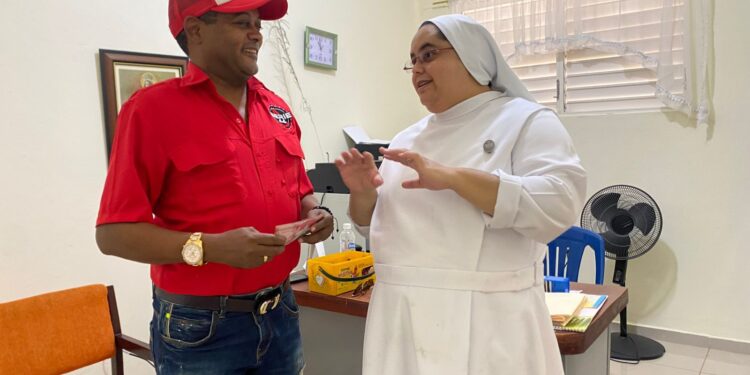 Comunicador Juan de Dios Liberato entrega  aporte al Asilo de Ancianos de parte de  empresas Mukai