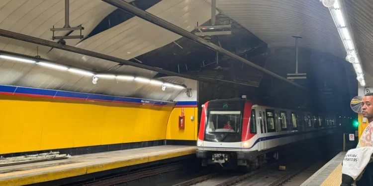 Caída de plafón en estación Rosa Duarte del Metro de Santo Domingo