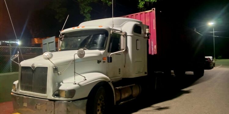 Detenidos dos ciudadanos que escondían a un extranjero indocumentado en una patana en San Juan de la Maguana