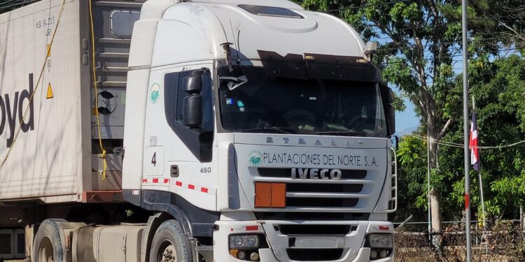 Vídeo: DGM intercepta furgón en Montecristi con 79 haitianos indocumentados iban hacia Santo Domingo