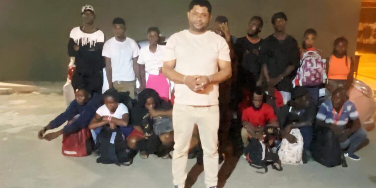 Interceptan vehículo con 16 haitianos indocumentados en Mao, Valverde
