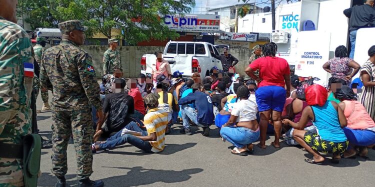 DGM detiene 67 indocumentados en operativo en el mercado de Moca