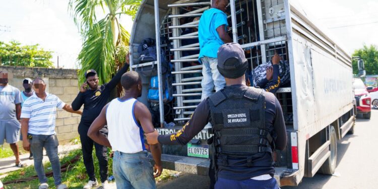 DGM deporta a 1,394 haitianos indocumentados en trabajos para una migración ordenada y segura