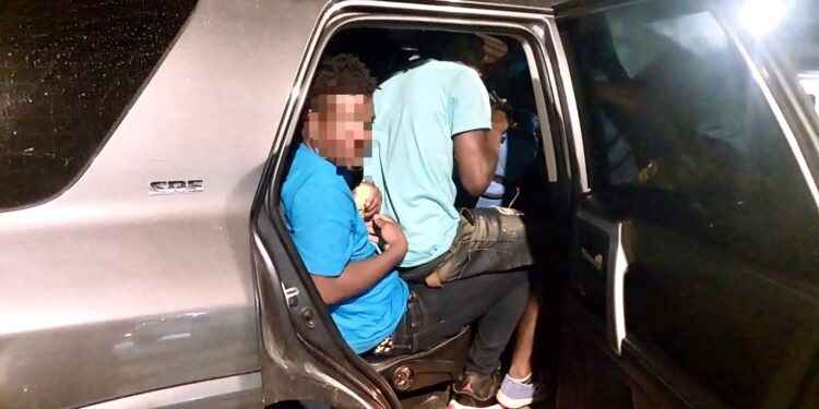 DGM y J-2 MIDE detienen a un dominicano trasladando a 18 indocumentados en una jeepeta