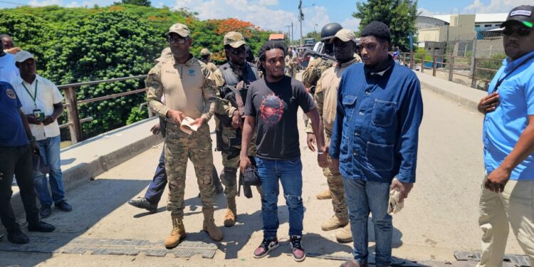 Migración detienen y entrega autoridades de Haiti dos hombres buscados por esas autoridades 
