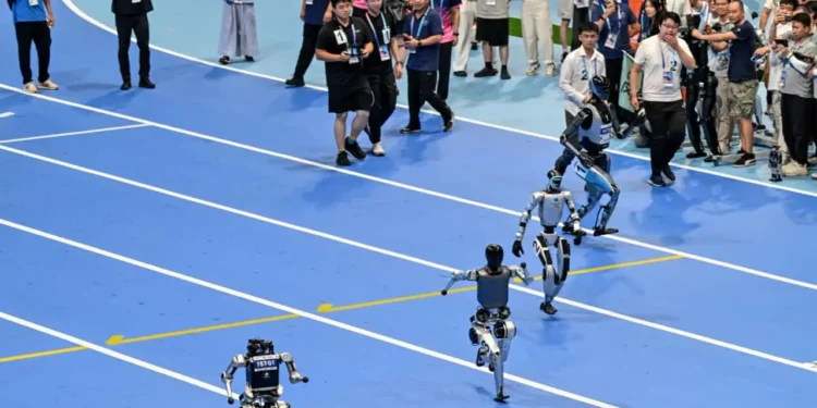 Finales de 1,500 y 400 metros marcan primer día competitivo de Juegos de robots en Pekín