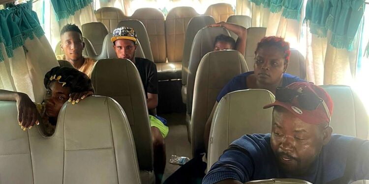 Ejército intercepta minibús en el que viajaban 6 haitianos indocumentados en Montecristi
