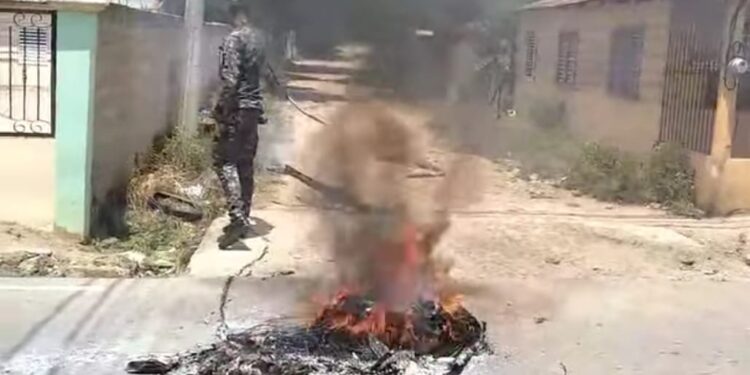 Incendian neumáticos en calles de Dajabón por apagones de EDENORTE
