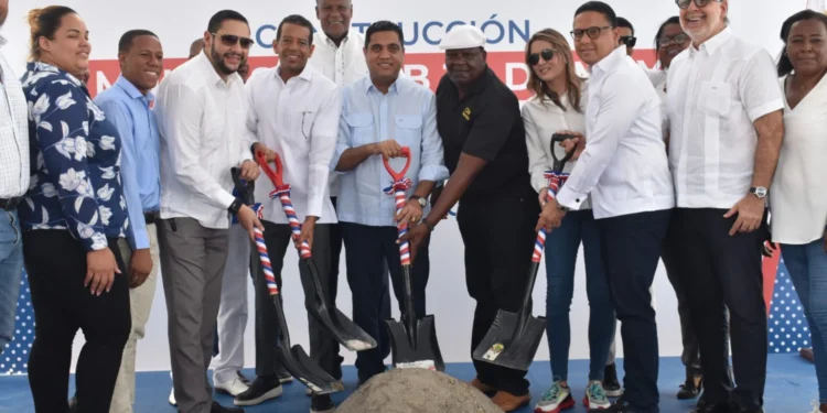 Kelvin Cruz da primer picazo para la construcción del multiusos del Club 30 de Mayo