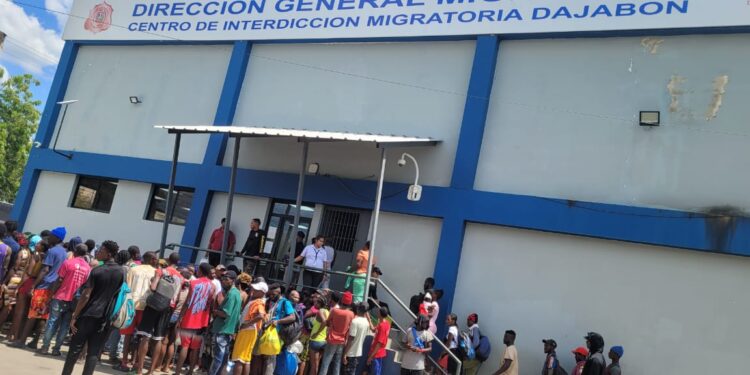 Cuarta brigada del ejército entregó a migración más de 200 indocumentados detenidos en la provincia Valverde