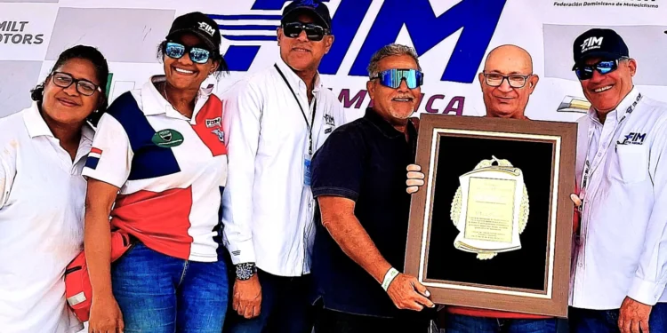 FDM distingue periodista Oscar Polanco por su labor más de 40 años en el motocross