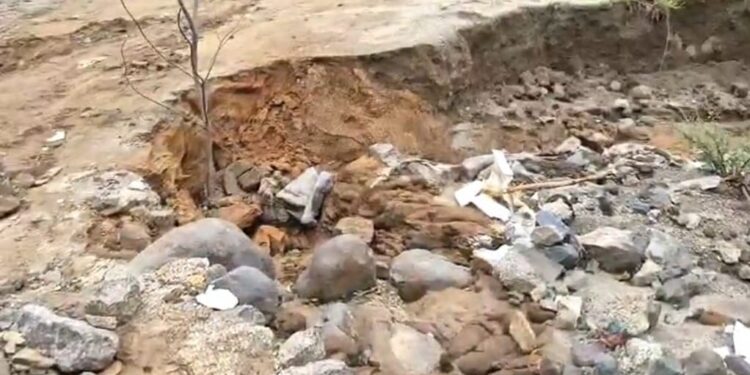 Socavón provocado por las lluvias impide el transito vehicular entre municipio Loma de Cabera y distrito Manuel Bueno en Dajabón